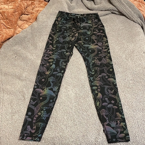 Flex Living holographic mushroom leggings - Picture 4 of 5